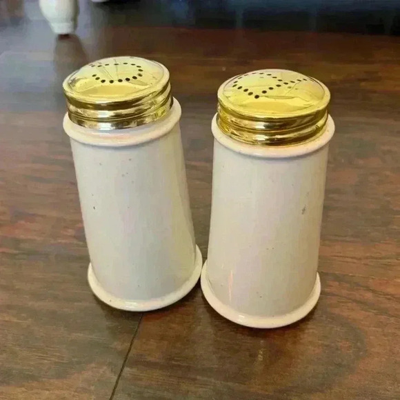 Salt and pepper shakers - Picture 6 of 7